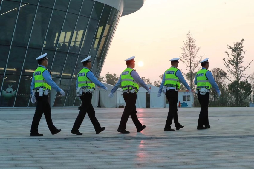 民警正在執(zhí)行成都世園會(huì)安保工作。成都公安供圖