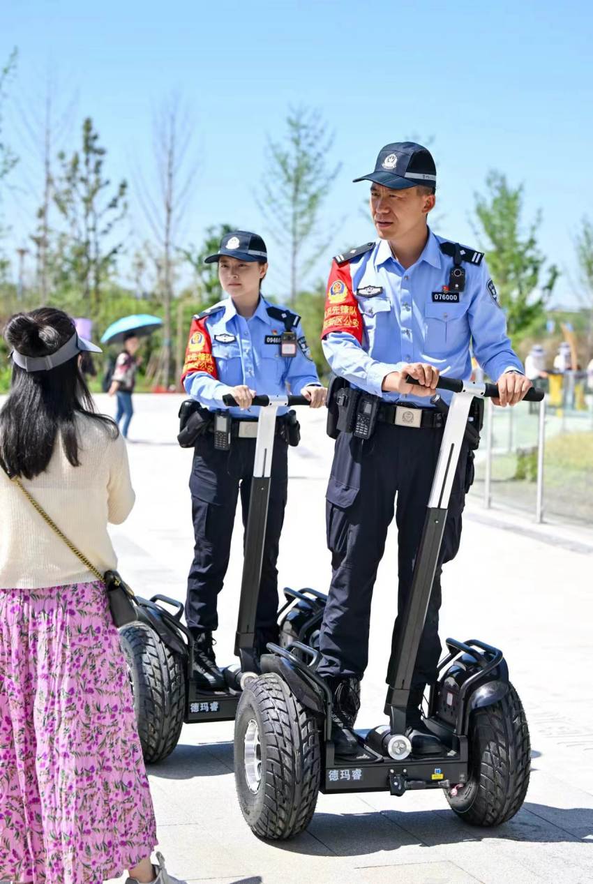 民警正在執(zhí)行成都世園會(huì)安保工作。成都公安供圖