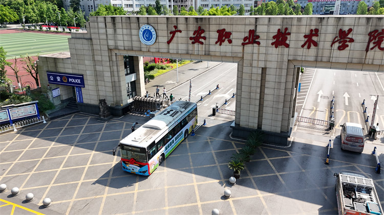 主題公交駛?cè)雽W(xué)校。王林?jǐn)z