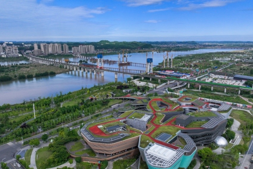 涪江特大橋建設(shè)進(jìn)展迅速。成達(dá)萬高鐵公司供圖