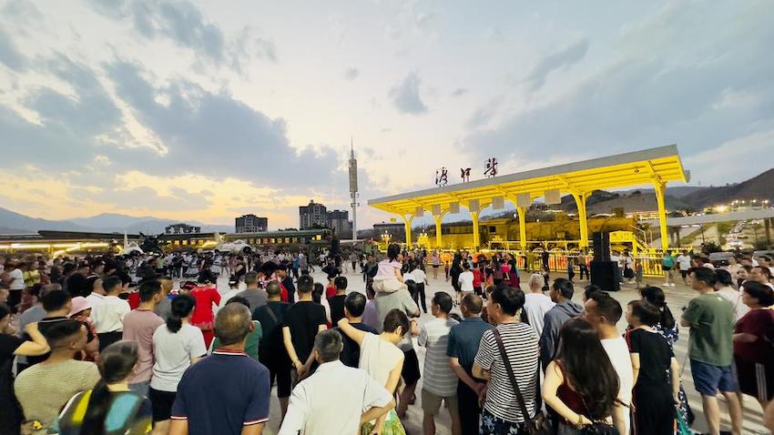 游客駐足觀賞。鹽邊縣委宣傳部供圖