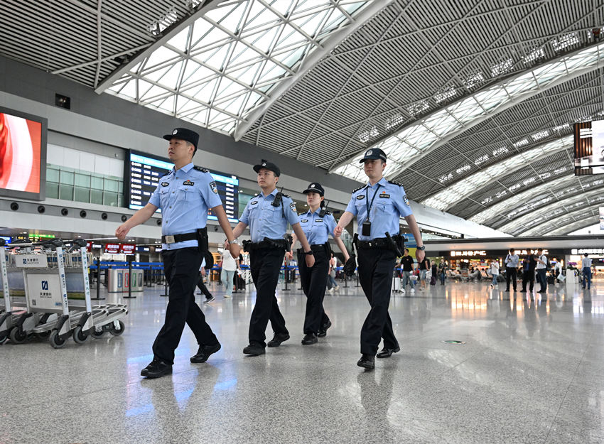 機(jī)場(chǎng)內(nèi)巡邏執(zhí)勤的民警。受訪者供圖