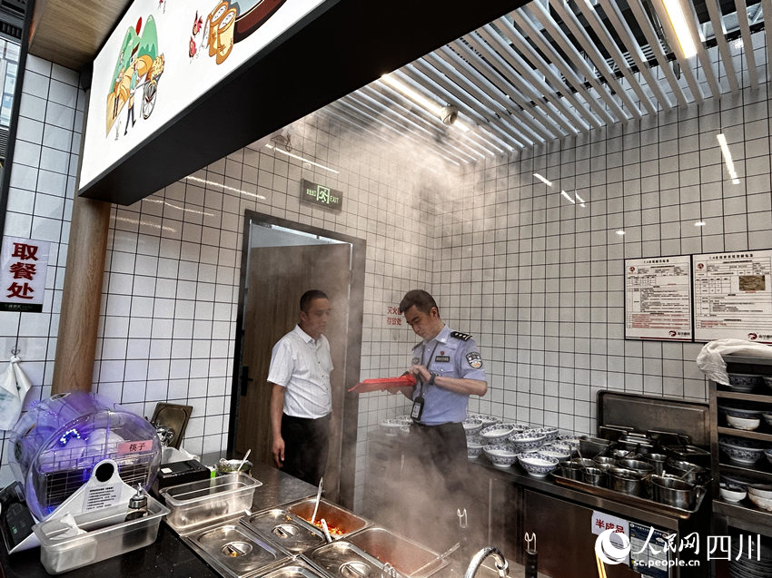 民警在機(jī)場(chǎng)餐飲店檢查消防器材。人民網(wǎng) 彭茜攝
