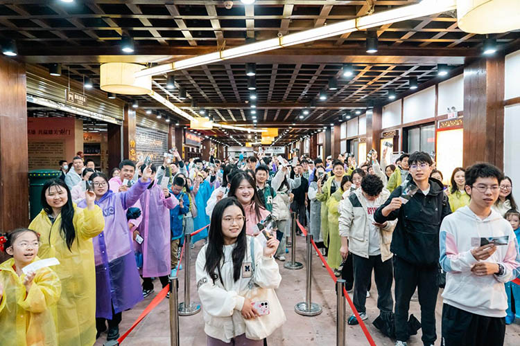 游客挑戰(zhàn)背誦《蜀道難》。劍閣縣委宣傳部供圖