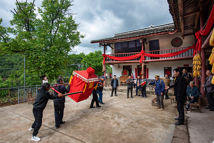 大紅轎到家。張文良供圖