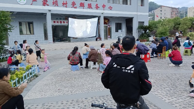 觀看公益電影。 馬發(fā)海攝