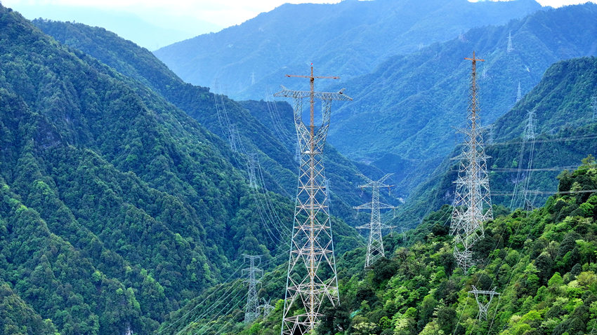 四川最高輸電鐵塔成功封頂，完成組立。宋銘洋攝