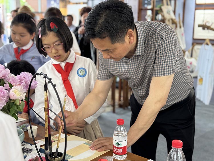 爾雅軒水墨工作坊嘉賓體驗(yàn)。成都市青羊區(qū)實(shí)驗(yàn)小學(xué)青華分校供圖