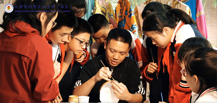 同學(xué)們正在學(xué)畫臉譜。成都市樹德實(shí)驗(yàn)中學(xué)（西區(qū)）供圖
