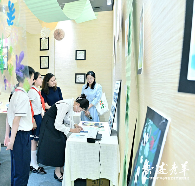 市民參觀(guān)不“紙”如此藝術(shù)工作坊。成都市實(shí)驗(yàn)小學(xué)戰(zhàn)旗分校供圖