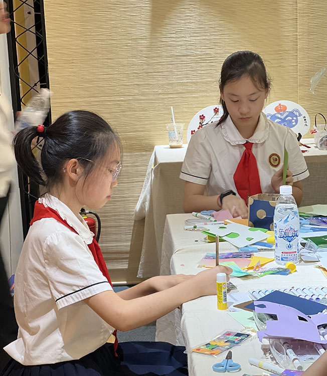 同學(xué)們正在作畫(huà)。成都市實(shí)驗(yàn)小學(xué)戰(zhàn)旗分校供圖