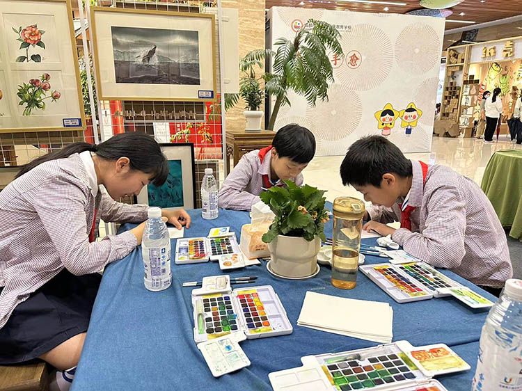 學生創(chuàng)作水彩畫。成都市草堂小學供圖