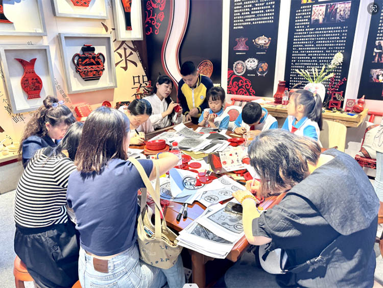 學生體驗。成都市勝西小學供圖