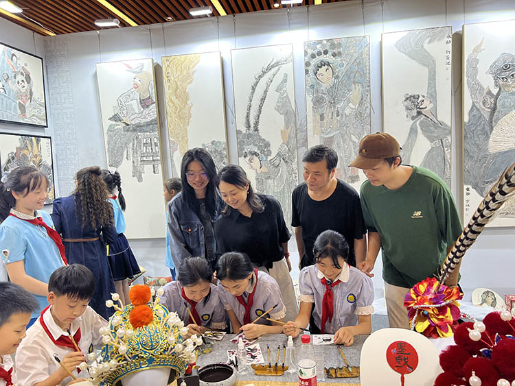 家長觀看學(xué)生創(chuàng)作作品。成都市泡桐樹小學(xué)境界分校供圖