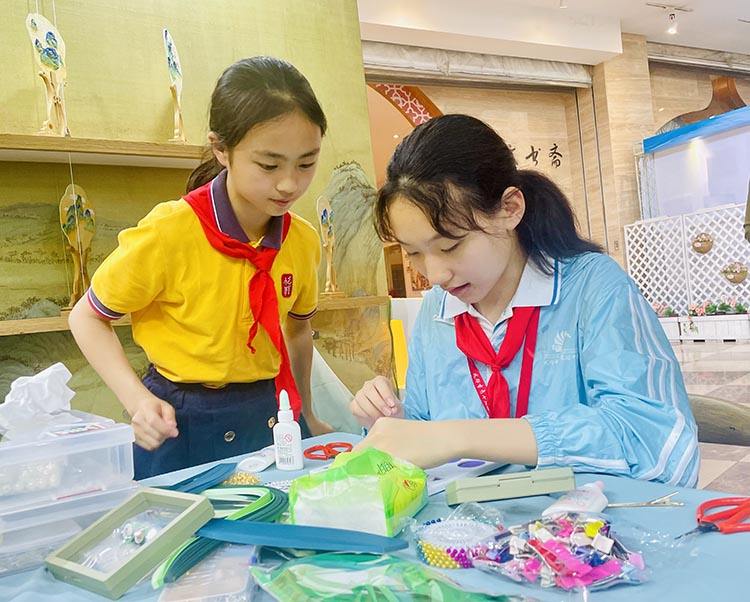 學(xué)生制作紙藝。成都市東城根街小學(xué)供圖