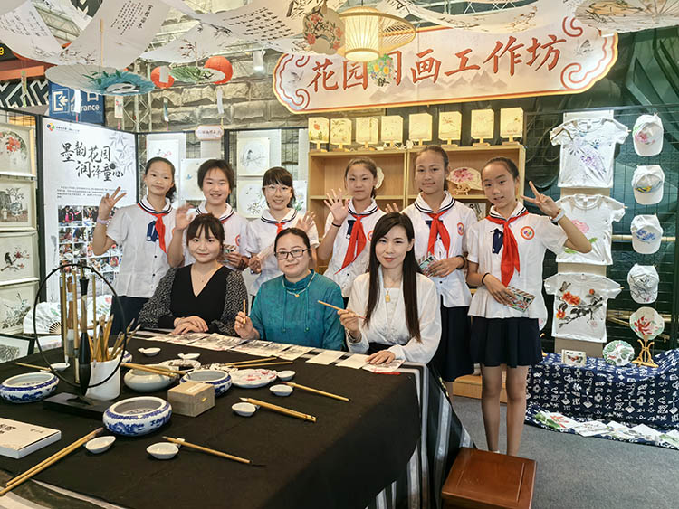 花園國(guó)畫工作坊老師與學(xué)生合影。成都市花園（國(guó)際）小學(xué)供圖