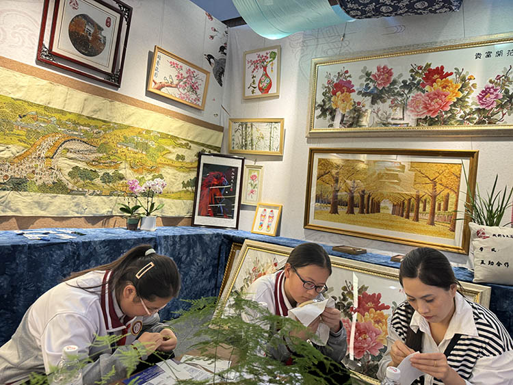 同學(xué)們正在做十字繡。成都市文翁實驗中學(xué)供圖