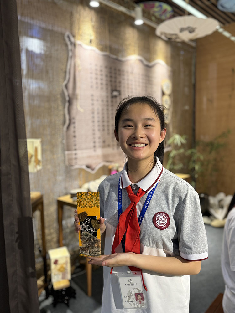 一位同學(xué)和她的十字繡。成都市文翁實(shí)驗(yàn)中學(xué)供圖