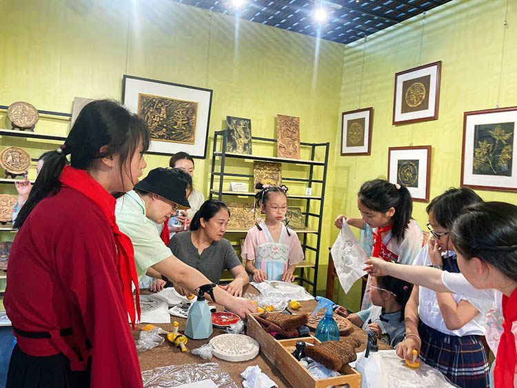 同學們體驗拓印。成都市青羊?qū)嶒炛袑W附屬小學供圖