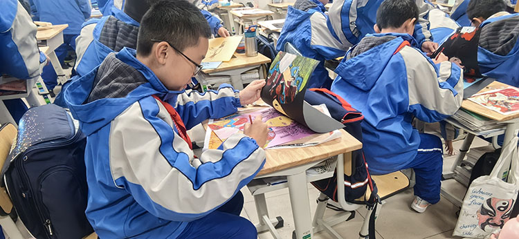 課堂上的同學(xué)正在作畫(huà)。青羊?qū)嶒?yàn)中學(xué)供圖