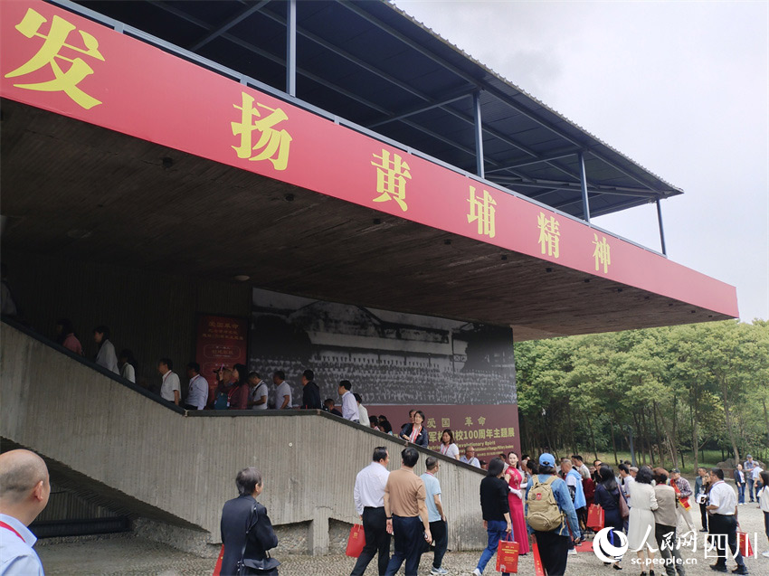 參觀人群絡(luò)繹不絕。人民網(wǎng)記者 劉海天攝