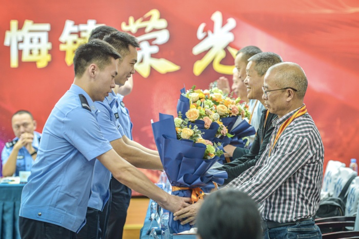 青年民警代表向退休民警獻(xiàn)花。劉樹(shù)平攝