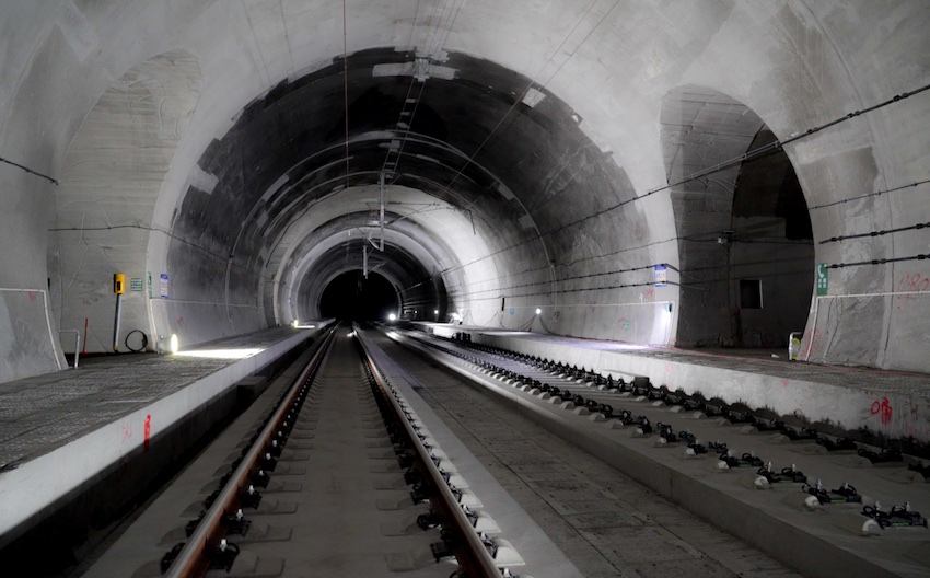 無(wú)砟軌道施工完成。成蘭鐵路公司供圖