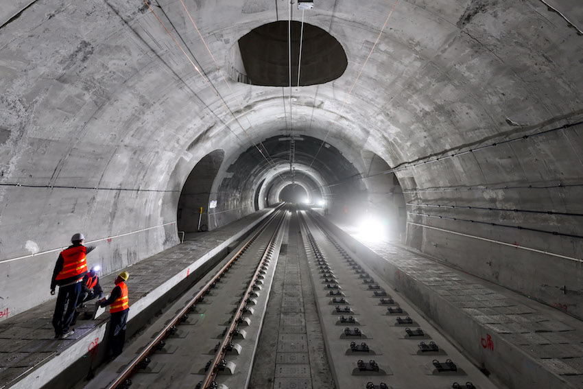 隧道中修建了防災(zāi)救援站，途徑列車一旦在隧道中遭遇危險，可運行至救援站緊急疏散旅客。成蘭鐵路公司供圖