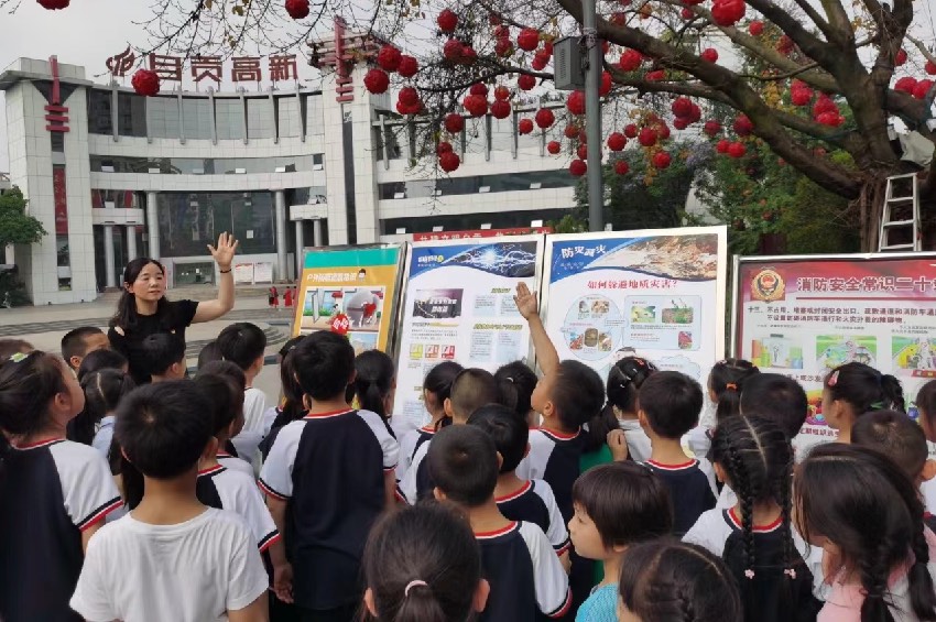 5月9日，自貢市匯東實(shí)驗(yàn)小學(xué)春華校區(qū)組織開展防震減災(zāi)科普活動(dòng) 。自貢市應(yīng)急管理局供圖