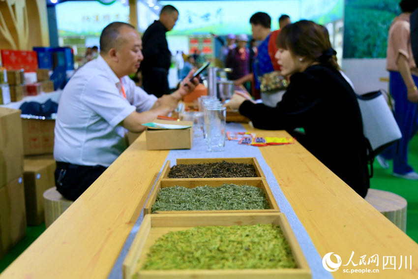 茶博會(huì)期間采購(gòu)商交流合作。人民網(wǎng)記者 朱虹攝