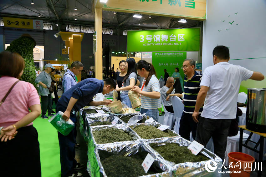 茶博會(huì)期間市民選購(gòu)茶葉。人民網(wǎng)記者 朱虹攝