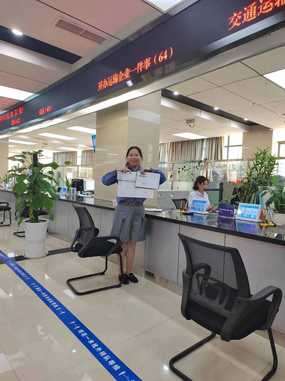 李女生展示領(lǐng)到的道路運(yùn)輸經(jīng)營許可證及道路運(yùn)輸證。蒼溪縣融媒體中心供圖