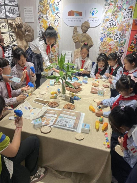 學(xué)生們正在創(chuàng)作作品。成都市泡桐樹小學(xué)供圖