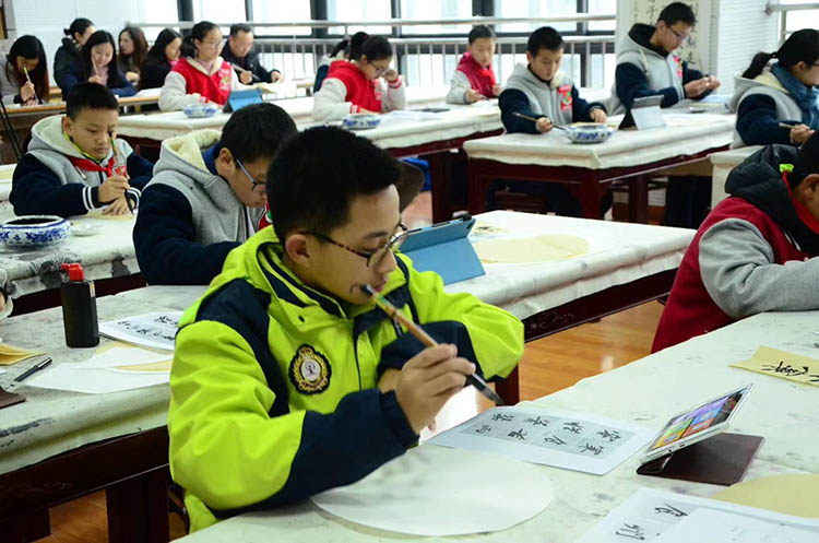 學(xué)生正在練書法。成都市泡桐樹中學(xué)供圖
