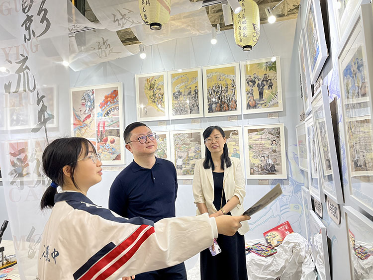 學(xué)生向市民介紹作品。成都市石室聯(lián)合中學(xué)供圖