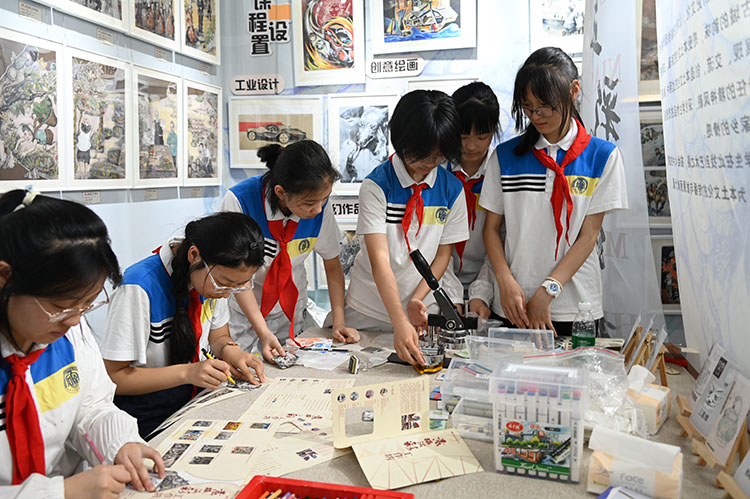學生正在創(chuàng)作作品。成都市石室聯(lián)合中學供圖