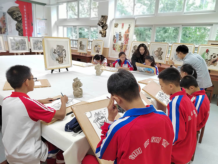 老師輔導(dǎo)學(xué)生創(chuàng)作。成都市樹德實驗中學(xué)供圖