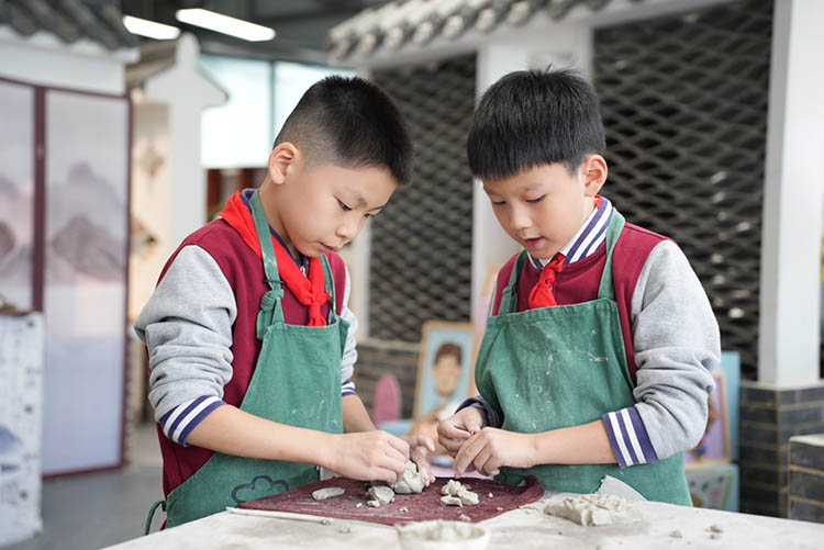 兩位學(xué)生正在做陶藝。成都市同輝（國際）學(xué)校供圖