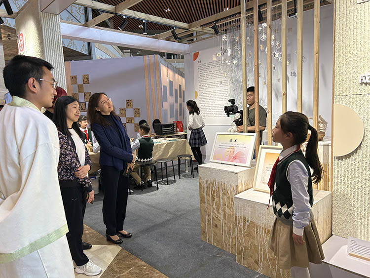 市民參觀(guān)工作坊。成都市同輝（國(guó)際）學(xué)校供圖