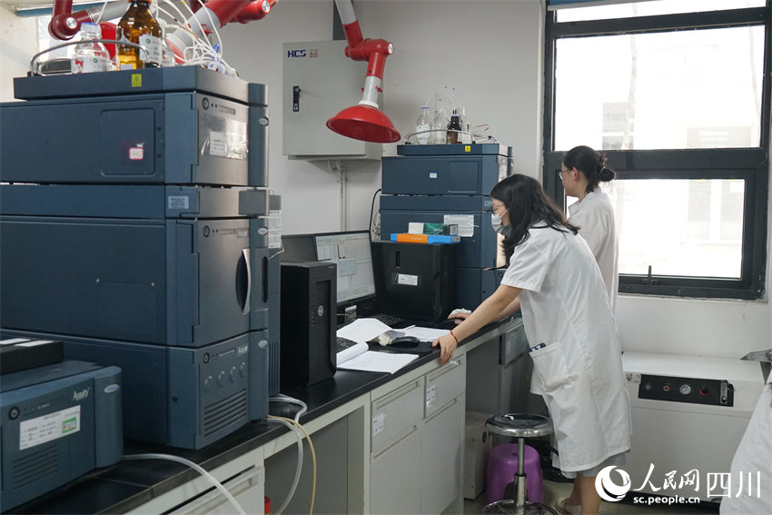 工作人員正在進(jìn)行檢測(cè)工作。人民網(wǎng)記者 郝帥攝
