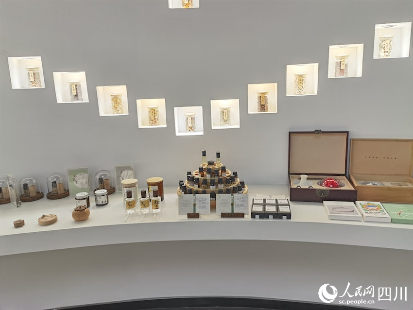 中草藥精油產(chǎn)品。人民網(wǎng) 郭瑩攝
