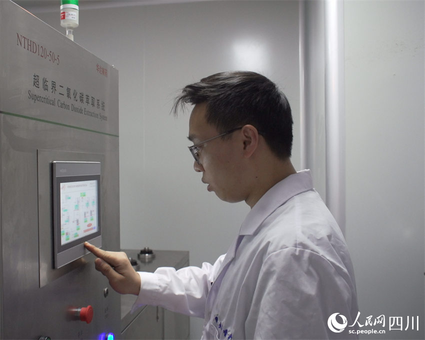 自動化精油萃取設(shè)備。人民網(wǎng) 王凡攝