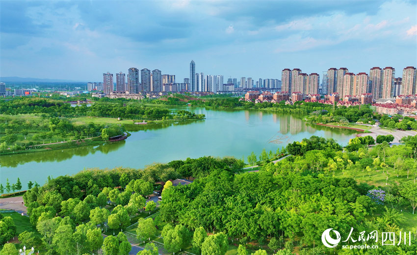 公園城市勝畫圖，一城山色半城湖。人民網(wǎng)記者 劉海天攝