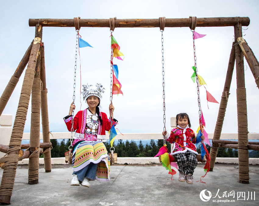 穿戴苗族服飾的游客。人民網(wǎng) 彭茜攝