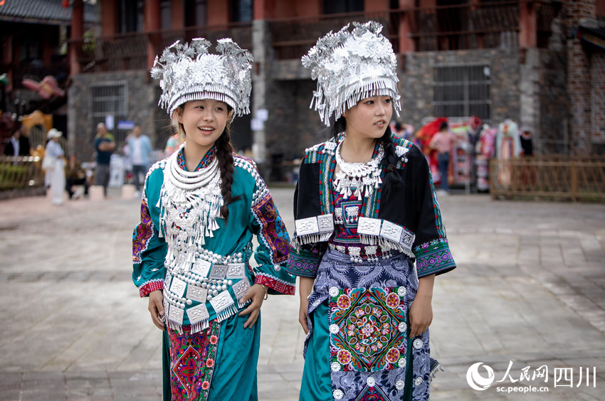 穿戴苗族服飾的游客。人民網 彭茜攝