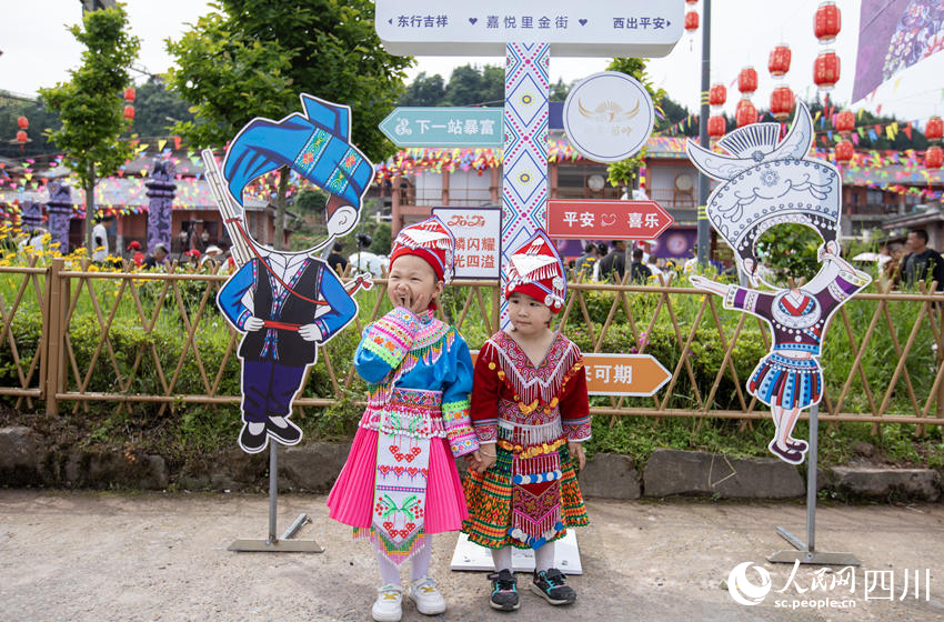 打卡拍照。人民網(wǎng) 彭茜攝