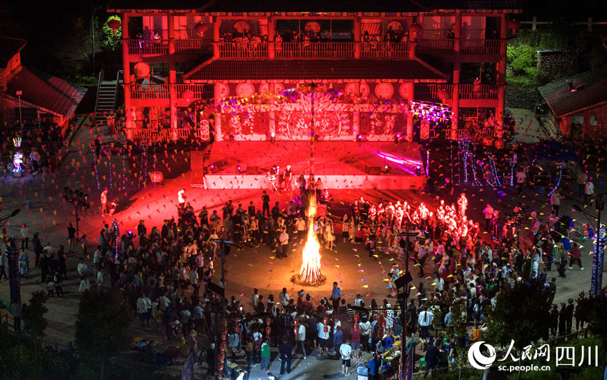 篝火晚會。何為攝