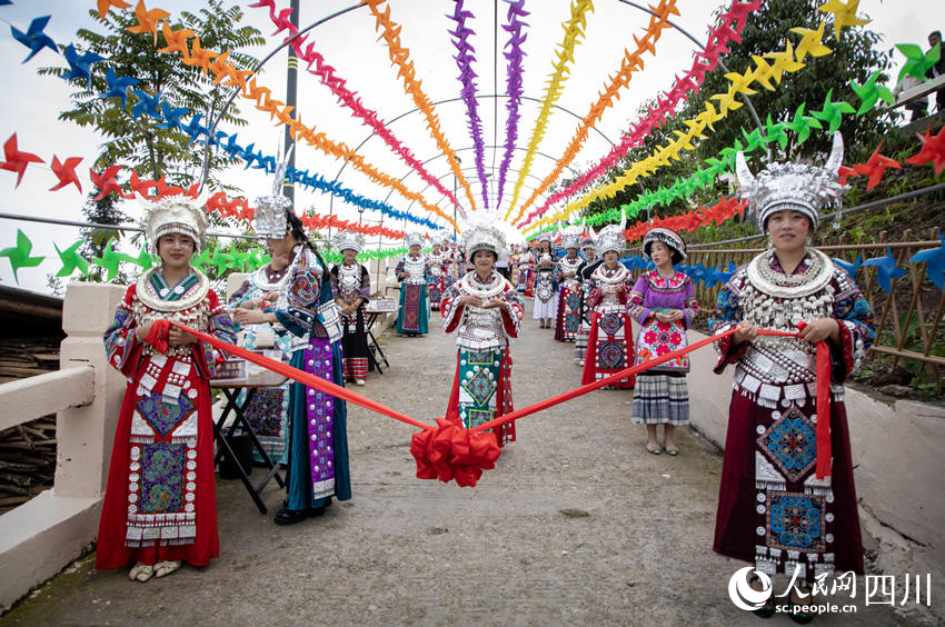 苗族群眾在歡迎客人。人民網(wǎng) 彭茜攝
