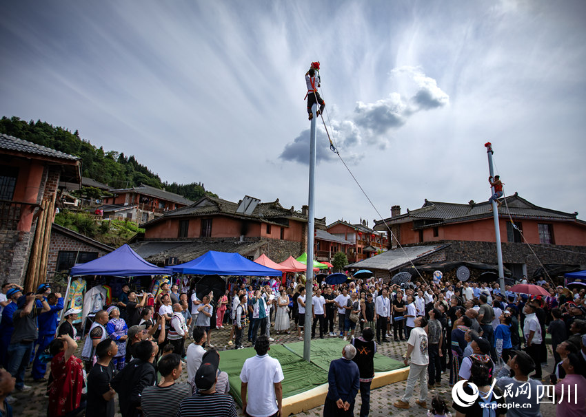 特色爬桿比賽。何為攝