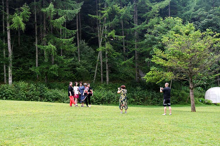 游客在曾家山林家壩子拍照留影。劉旭攝